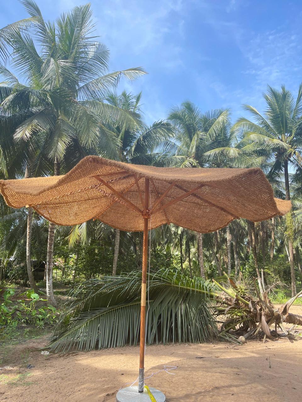 Parasol set met kokosvezel doek, houten frame en betonnen voet (pre-order)