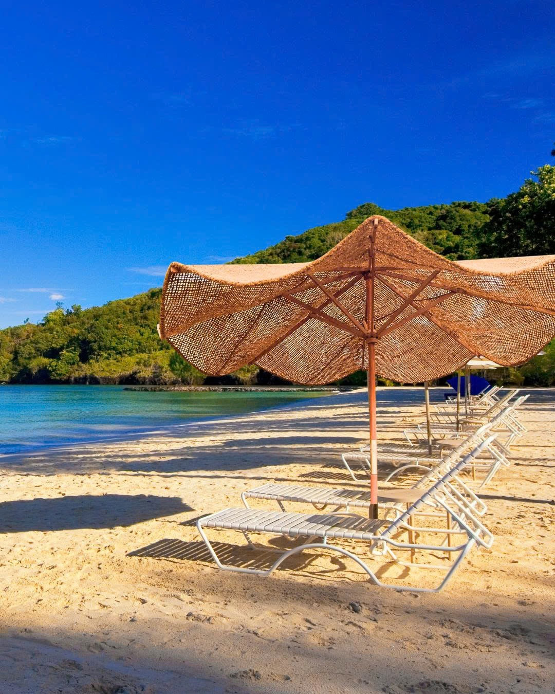 Parasol set with coir sail, wooden frame and concrete base (pre-order)