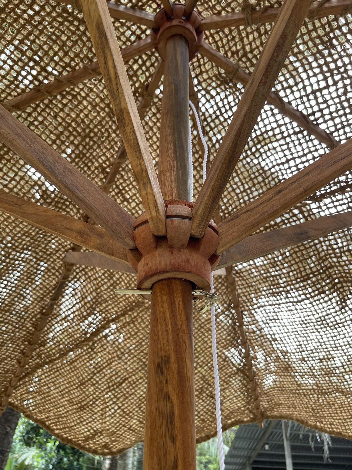 Kokosvezel Parasol Set 300 cm met Hardhouten Frame & Betonvoet